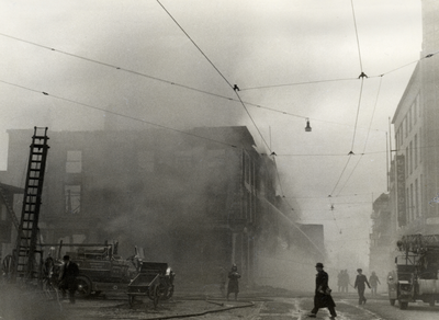 97358 Afbeelding van de bluswerkzaamheden bij de brand in de Galeries Modernes (Lange Viestraat 2-10) te Utrecht.
